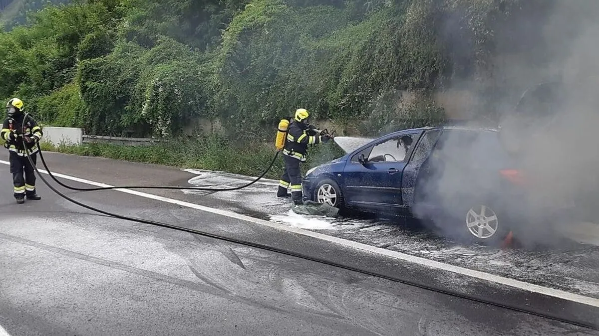 Ein Auto war auf der S 35 in Brand geraten