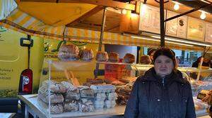 Lang verkauft Brot und Gebäck am Wochenmarkt