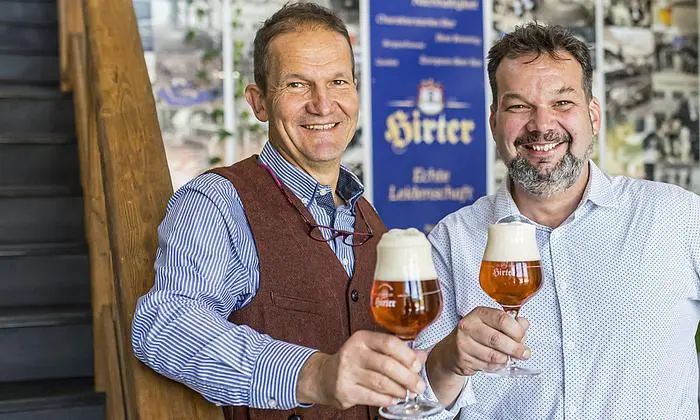 Die Hirter-Chefs Klaus Möller und Niki Riegler freuen sich darauf, wieder Bier ausschenken zu dürfen