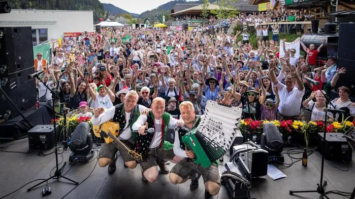 Besser hätte der Start in den Mai kaum sein können: Bei strahlendem Sonnenschein und sommerlichen Temperaturen fand am 1. Mai zum zweiten Mal das große Edlseer Almfest auf der Edlseer-Alm in Birkfeld statt.