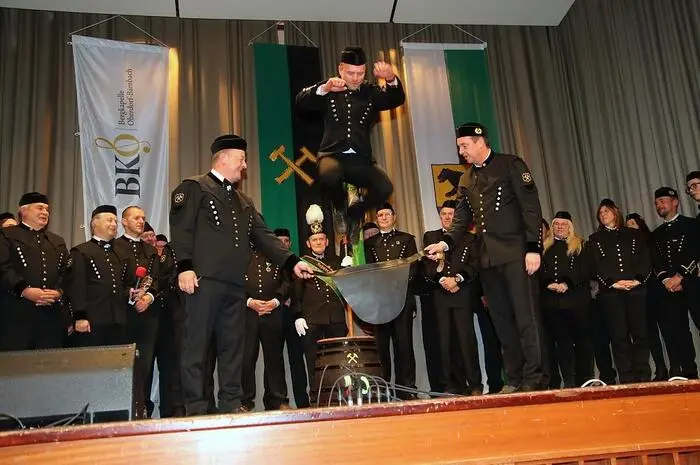 Höhepunkt der Barbarafeier war der Sprung übers Bergmannsleder in den Ehren-Hauerstand. Heuer wurde Willi Gabalier, Fernsehmoderator, Dancing-Star und Präsident des Steirischen Volksbildungswerkes, diese Ehre zuteil.