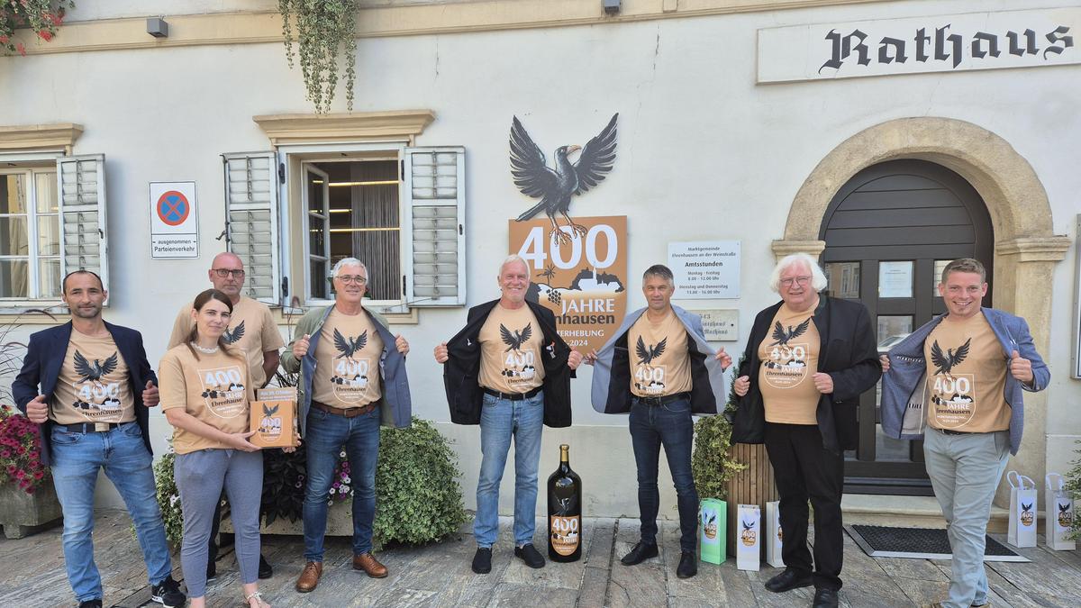 Bürgermeister Hannes Zweytick (5 v.l.) und das Team rund um das Ehrenwappen 