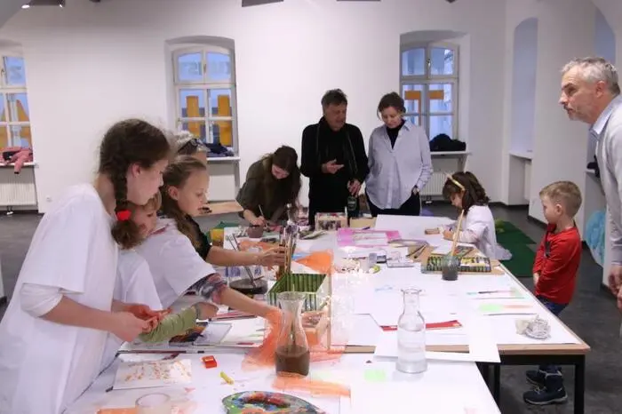 Die Kinder und Jugendlichen sollten dabei ihrer Fantasie beim Zeichnen und Malen freien Lauf lassen. Und selbst Giegerl war erstaunt, wie viel künstlerisches Talent in so manchen Kindern steckt, Talente, die gefördert gehören.