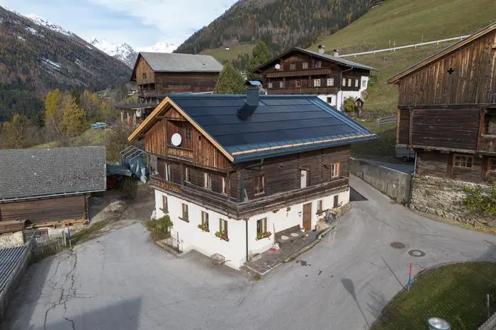 Auch das Dach eines alten Bauernhofes eignet sich für ein Sonnenkraftwerk  