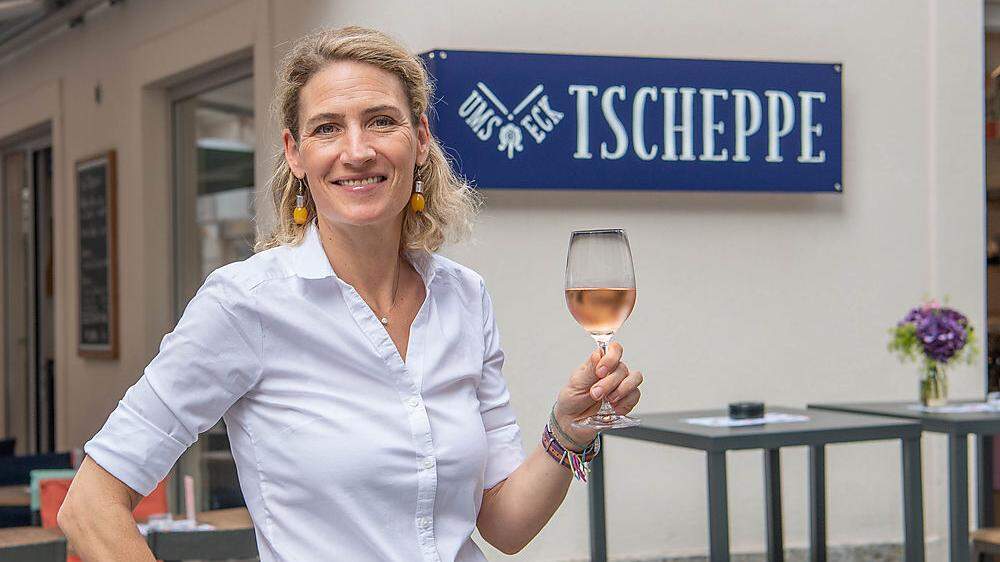 Katharina Tengler-Tscheppe vor ihrem neuen Lokal in der Grazer Innenstadt