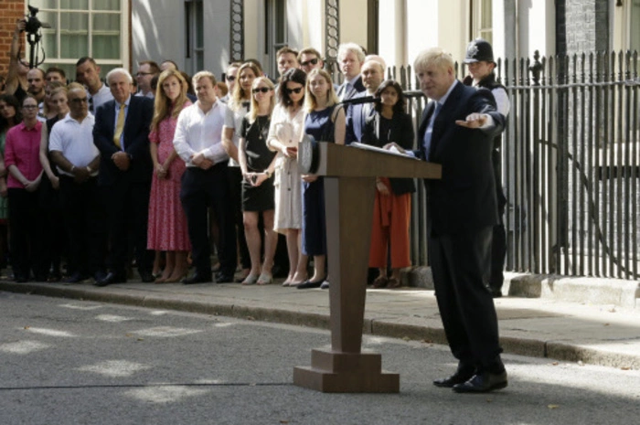 Der Brexit Hardliner gibt sich kämpferisch: "Die, die gegen Großbritannien gewettet haben, werden ihre Hemden verlieren", sagt Johnson. Und: "Am 31. Oktober werden wir ohne Wenn und Aber die EU verlassen."