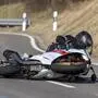 Ein Biker stürzt mit seinem Motorrad | Bei Sattendorf kam es Montagabend zu dem Unfall (Symbolbild)