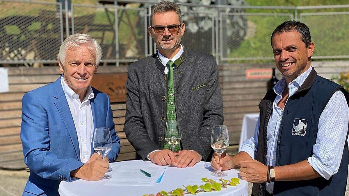 Die Initiatoren Sepp Hartinger, Reinhold Holler und Georg Innerhofer präsentieren den neuen Obst- und Wanderlehrpfad am Weingut Silberberg