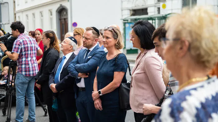 17 neue Gedenksteine sind Ende Juni an drei Orten in Graz verlegt worden, um an die Gräuel des NS-Regimes zu erinnern. Alle 17 erinnern an die Mitglieder der Familie Schkolnik/Benedikt, die nach 1938 Opfer des Nationalsozialismus geworden sind.