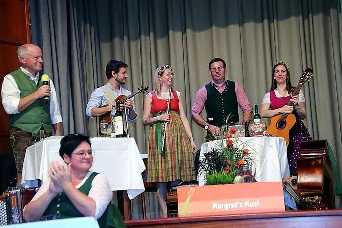 Den leider nur schwach besuchten Abend gestalteten musikalisch und gesanglich „Margrets Musi“, die „Puchwieser Sänger“, der „Steirer Dreier“ und die „Kremser Kellermusi“, durch das Programm führte in bewährter Weise Bernd Prettenthaler.