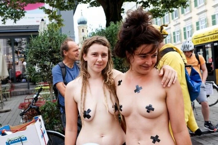 Beim "Naked Bike Ride" fordert man mehr Platz für Räder im Straßenverkehr.