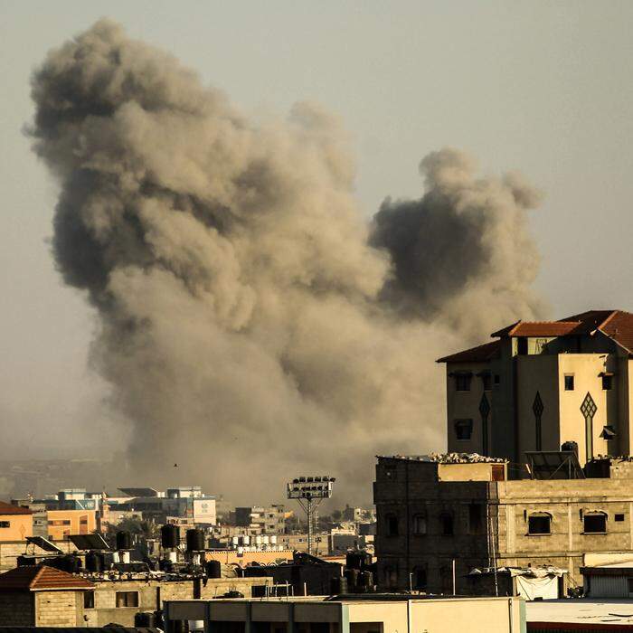 Smoke billows on the horizon during a residential building hit in an Israeli air strike in Rafah in the southern Gaza Strip, on Thursday, May 2, 2024. PUBLICATIONxINxGERxSUIxAUTxHUNxONLY GAZ2024050219 IsmaelxMohamad