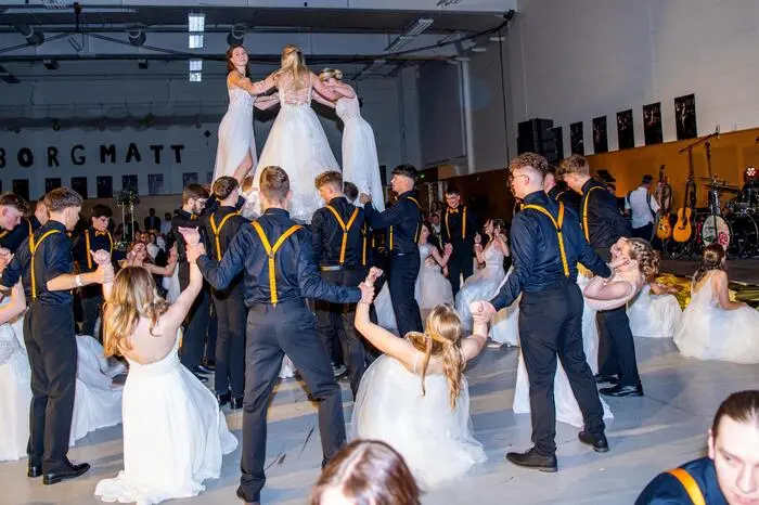 Mit der von Manuela Katschner einstudierten Polonaise begeisterten die Tanzpaare die zahlreichen Ballgäste in den Sälen der Arena mit einer fulminanten Choreografie mit Hebefiguren und artistischen Einlagen