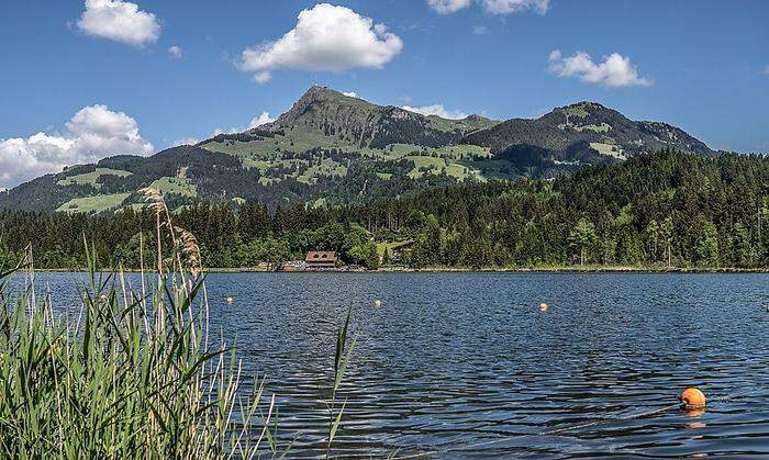 Der Schwarzsee gilt als der wärmste Moorsee Tirols und liegt zwei Kilometer von Kitzbühel entfernt