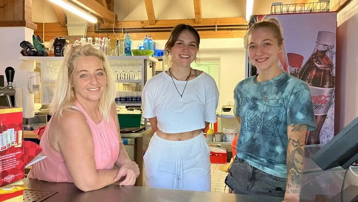 Von links nach rechts: Gastronomin Doris Pussnig mit Gehilfin Anna Wibmer aus Lavant und Tochter Vanessa Pussnig | Rocken das Buffet am Tristacher See (von links nach rechts): Gastronomin Doris Pussnig mit Gehilfin Anna Wibmer aus Lavant und Tochter Vanessa Pussnig