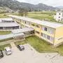 Eine Drohnenaufnahme auf das Schulgebäude