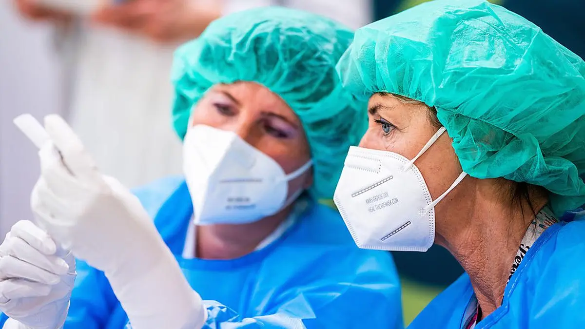 ABD0055_20201227 - WIEN - ÖSTERREICH: Vorbereitung der Impf-Spritze gegen den Coronavirus am Sonntag, 27. Dezember 2020, im Rahmen eines Medientermins anl. des Starts der Impfungen in einer Covid-Station des Kaiser-Franz-Josef-Spitals in Wien. - FOTO: APA/GEORG HOCHMUTH