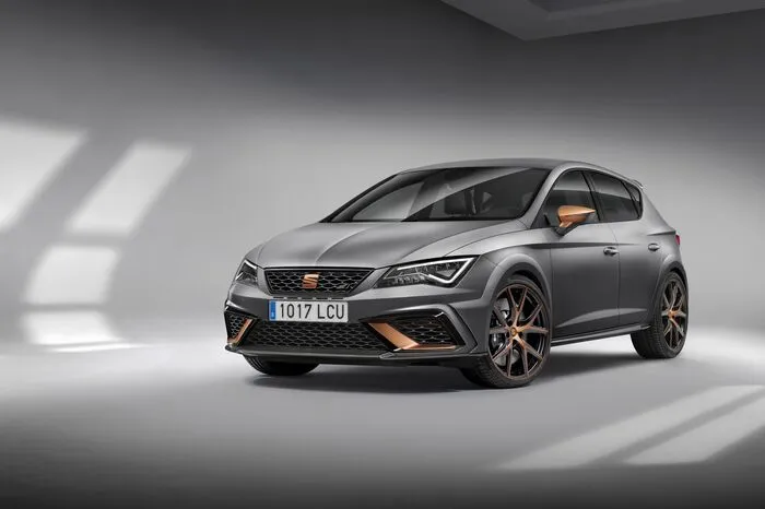 Der neue Leon Cupra R sorgt am Stand von Seat für Aufsehen: Das leistungsstärkste Straßenfahrzeug in der Geschichte des Unternehmens wird auch das exklusivste der Marke werden, denn die Produktion ist auf 799 Einheiten limitiert. Zu haben ist der Cupra R ab Ende 2017.