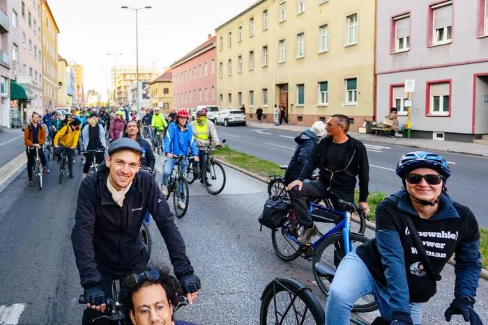 ...bevor es gemeinsam über Grazer Straßen ging.