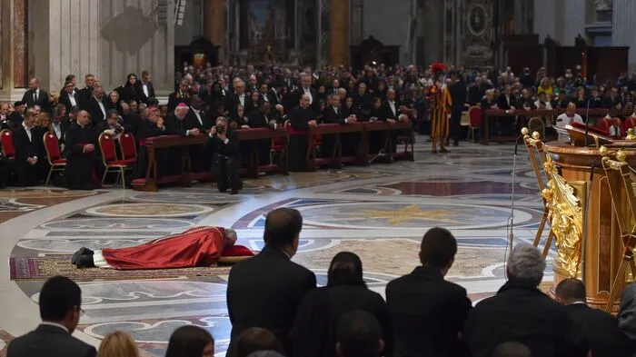 Mit einem Gottesdienst im Petersdom hat Papst Franziskus am Karfreitag des Leidens und Sterbens Jesu gedacht.