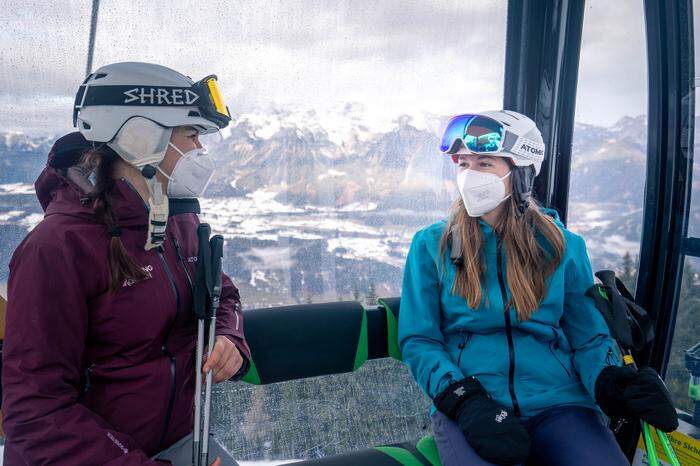 Alles im grünen Bereich: Beide Skifahrerinnen tragen in der Gondel die vorgeschriebenen FFP2-Masken