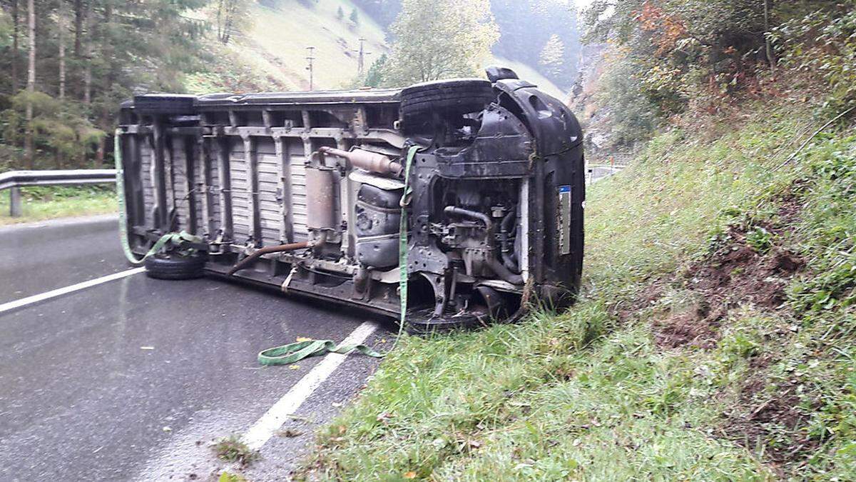 Der Klein-Lkw blieb auf der Seite liegen