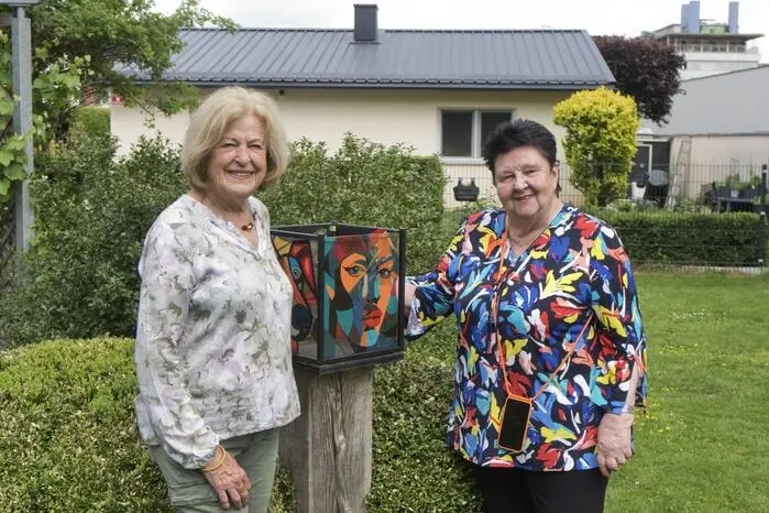 Unter dem Titel „art garden“ präsentierten die Künstlerinnen Traude Pirker und Brigitte Kaddoura ihre vielfältigen Werke in einem stimmungsvollen Ambiente, das Natur, Kunst und Begegnung auf harmonische Weise miteinander verband.