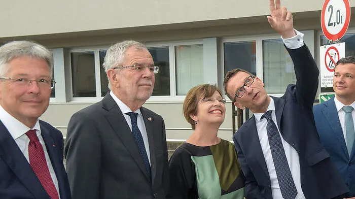 Einzug der Ehrengäste mit Landeshauptmann Peter Kaiser, Bundespräsident Alexander Van der Bellen, dessen Gattin Doris Schmidauer und Intendant Holger Bleck