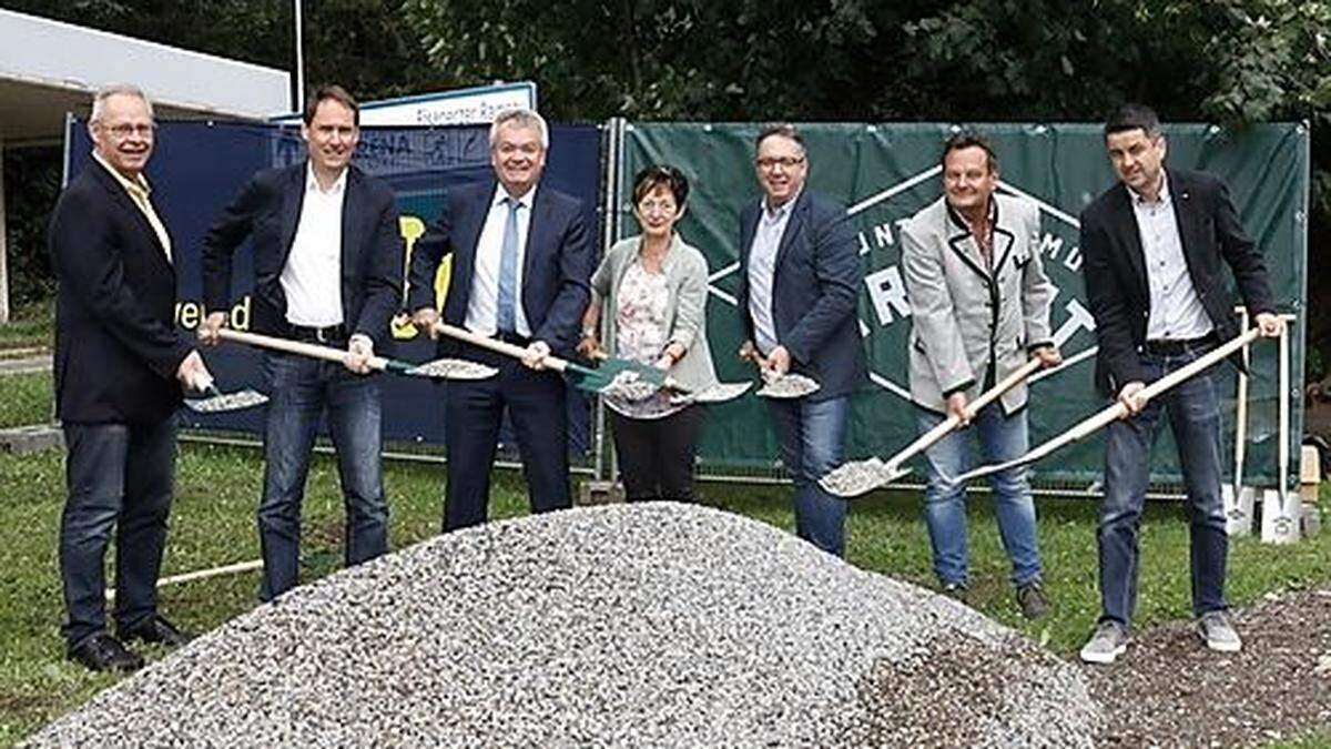 Landesrat Anton Lang und Bürgermeisterin Christine Holzweber mit Vertretern der Baubezirksleitung und der Baufirma