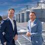 Unser Lagerhaus-Geschäftsführer Markus Furtenbacher (links) und Hubert Schenk vor dem PV-Dach an der Zentrale in Klagenfurt: „Stabilisierung der Preise“