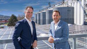 Unser Lagerhaus-Geschäftsführer Markus Furtenbacher (links) und Hubert Schenk vor dem PV-Dach an der Zentrale in Klagenfurt: „Stabilisierung der Preise“