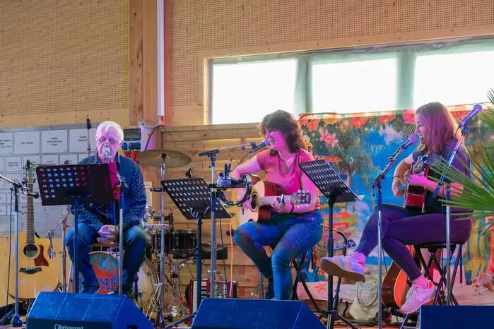 Mit dabei waren die Bands Napaea, Long Beard Brothers, Graupurgunder sowie die Werksmusikkapelle Borckenstein Neudau.