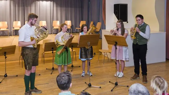 Die Musikschule Knittelfeld lud zu einem feierlichen Volksmusikabend ein. Das erste Jugendkonzert im Schuljahr 23/24 begann mit zünftiger Volksmusik.