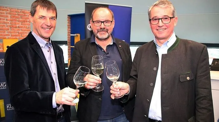 Weinbauer Markus Klug, August Schmölzer und Weinbaudirektor Werner Luttenberger