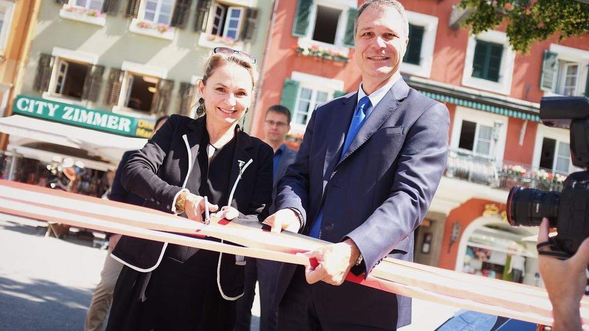 Blanik mit Lilli bei der kleinen Feier auf dem Hauptplatz