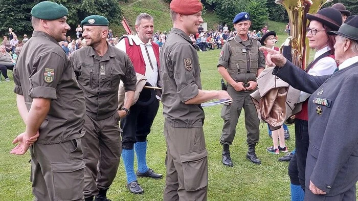 Der Park in Teufenbach bot am 30. Juni die passende Kulisse für einen besonderen Anlass: Es war die Angelobung einer Rekrutin und von 207 Rekruten mit Einrückungstermin 1. April beim Österreichischem Bundesheer in den Kasernen Zeltweg, Gratkorn und Aigen.