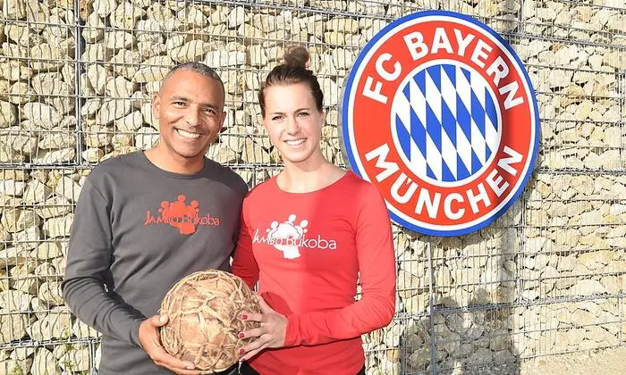 Clemens Mulokozi (links) gründete 2008 „Jambo Bukoba“, Viktoria Schnaderbeck  engagiert sich als Botschafterin