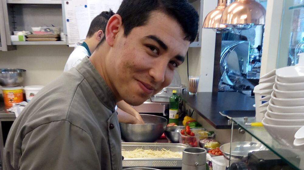 Flüchtling Ali Ahmed Amiri hat eine Lehre in einem Mangelberuf abgeschlossen: Er ist Koch