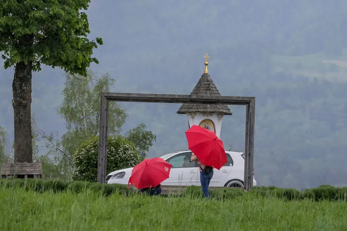 Fans griffen unterdessen zum Regenschirm.