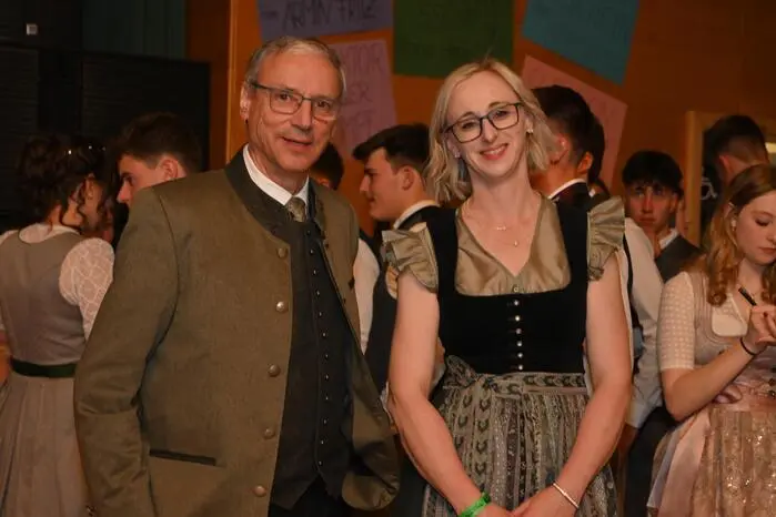 Den feierlichen Auftakt bildete die Polonaise, einstudiert mit Gabi Remschnig (im Bild rechts) von der Tanzschule „Dance for Life“. 