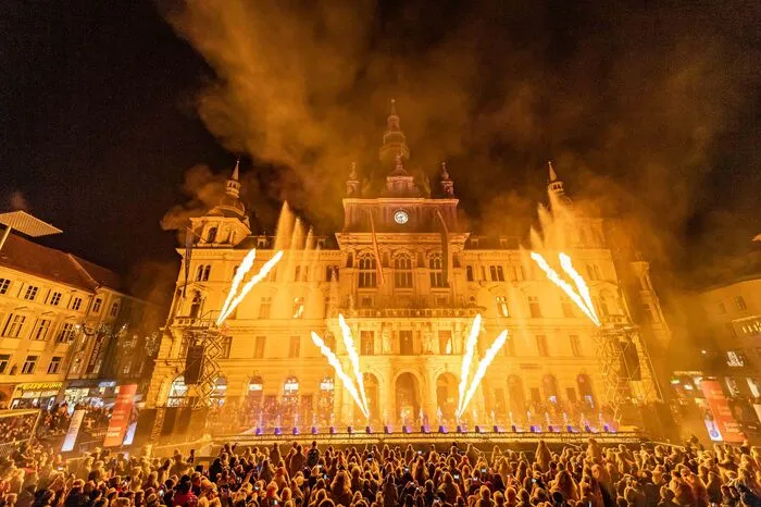 Gleich fünf Mal stand das "Silvesterspektakel" in der letzten Nacht des Jahres am Hauptplatz auf dem Programm.