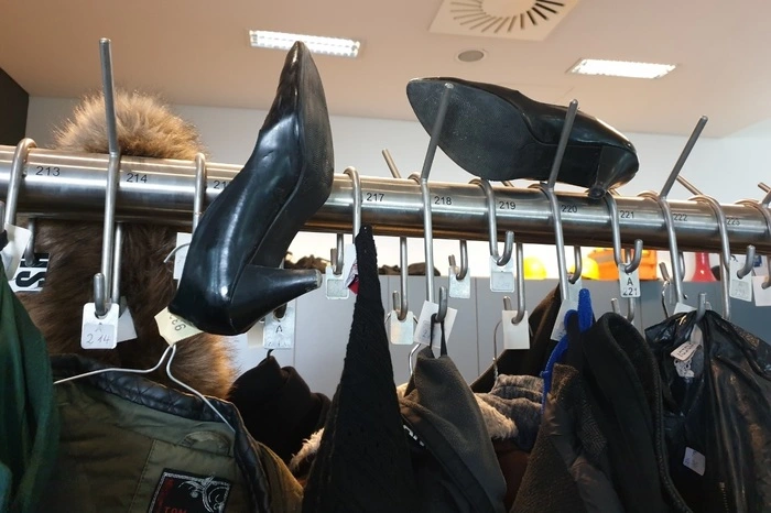 Jacken, Mäntel, Westen und auch Schuhe.