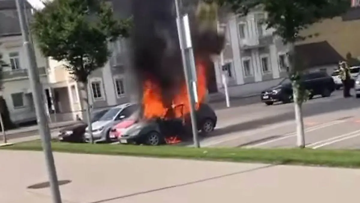 Der Pkw wurde bei dem Brand vollständig zerstört