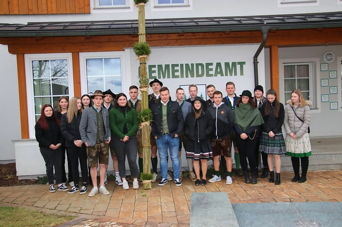 Zahlreiche Menschen waren zur Palmweihe am Dorfplatz gekommen, unter ihnen auch die Landjugend, die einen etwa zehn Meter langen Palmbuschen gebunden hatte.Pfarrgemeinderat-Vorsitzender Horst Gspurning begrüßte die Gläubigen, ehe Kaplan Anton Nguyen die Segnung der Palmbuschen vornahm.