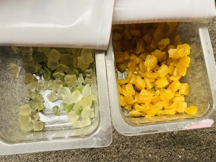 Je 60 g Orangeat und Zitronat werden zerkleinert