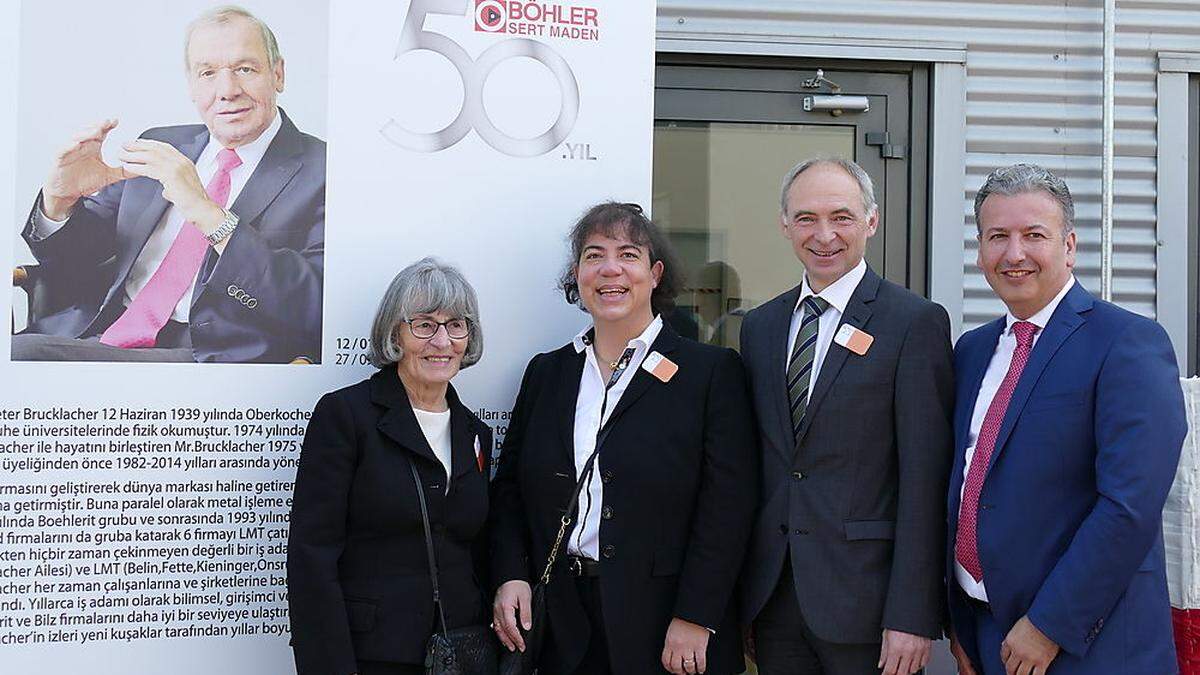 Monika Elisabeth und Cornelia Brucklacher, Johann Werl, CEO Boehlerit Kapfenberg, und Cüneyt Dik, CEO Böhler Sert Maden, vor dem Bild des Gründers Dieter Brucklacher