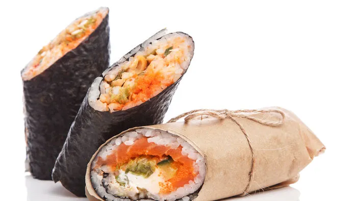 Wer Maki mag, wird mit der Mega-Version auch glücklich werden. Sushi Burritos sind nun auch bei uns angekommen. Vorteil: man braucht keine Stäbchen.