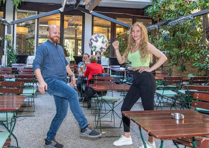 Inhaber Gjergji Arsim kickt auch schon mal gern selbst im Café Eleven