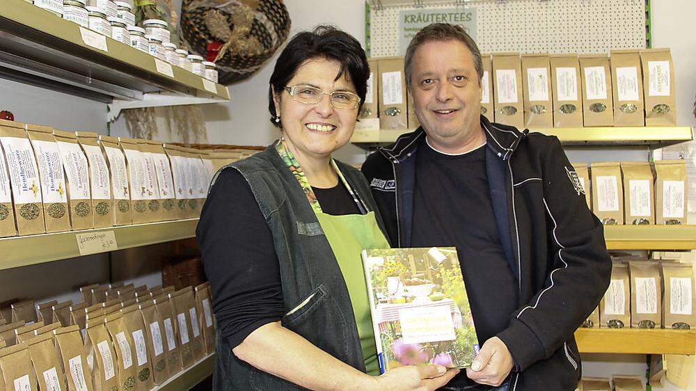 Gartenexpertin Karin Schlieber und Fotograf Kurt Wieser mit ihrem Buch „Gartenglück und Gaumenfreude“