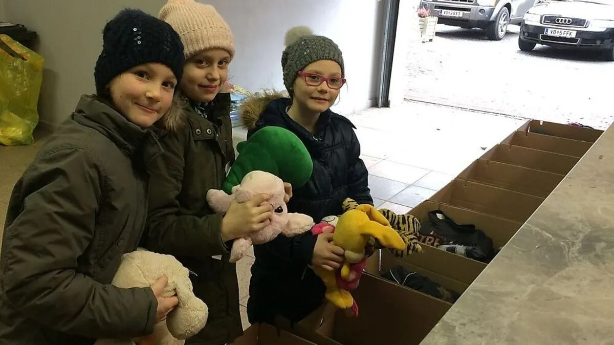 Kinder bringen Spielzeug für die Brandopfer ins ehemalige Postamt von Graden